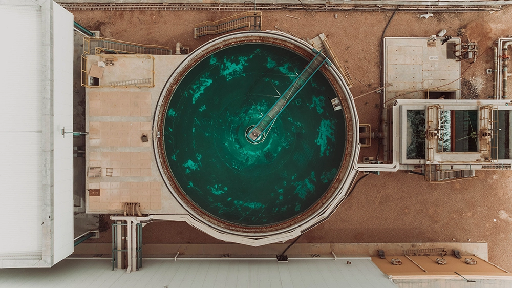 Photo by abdo alshreef: https://www.pexels.com/photo/aerial-view-of-a-water-purification-facility-24802113/